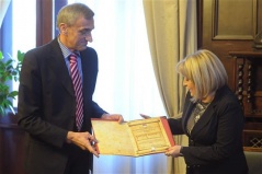 22 November 2011 National Assembly Speaker Prof. Dr Slavica Djukic Dejanovic receives a Gold Plaque for her assistance to and support of the work and affirmation of the Serbian Association for Criminal Law Theory and Practice